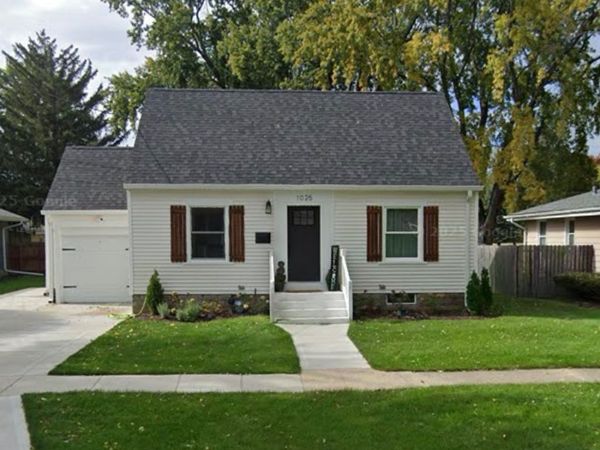 1025 Queen Anne Street, Woodstock, IL 60098