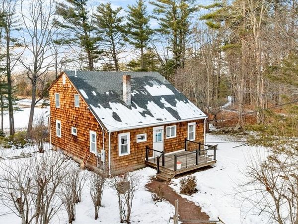 24 Lufkin St, Essex, MA 01929