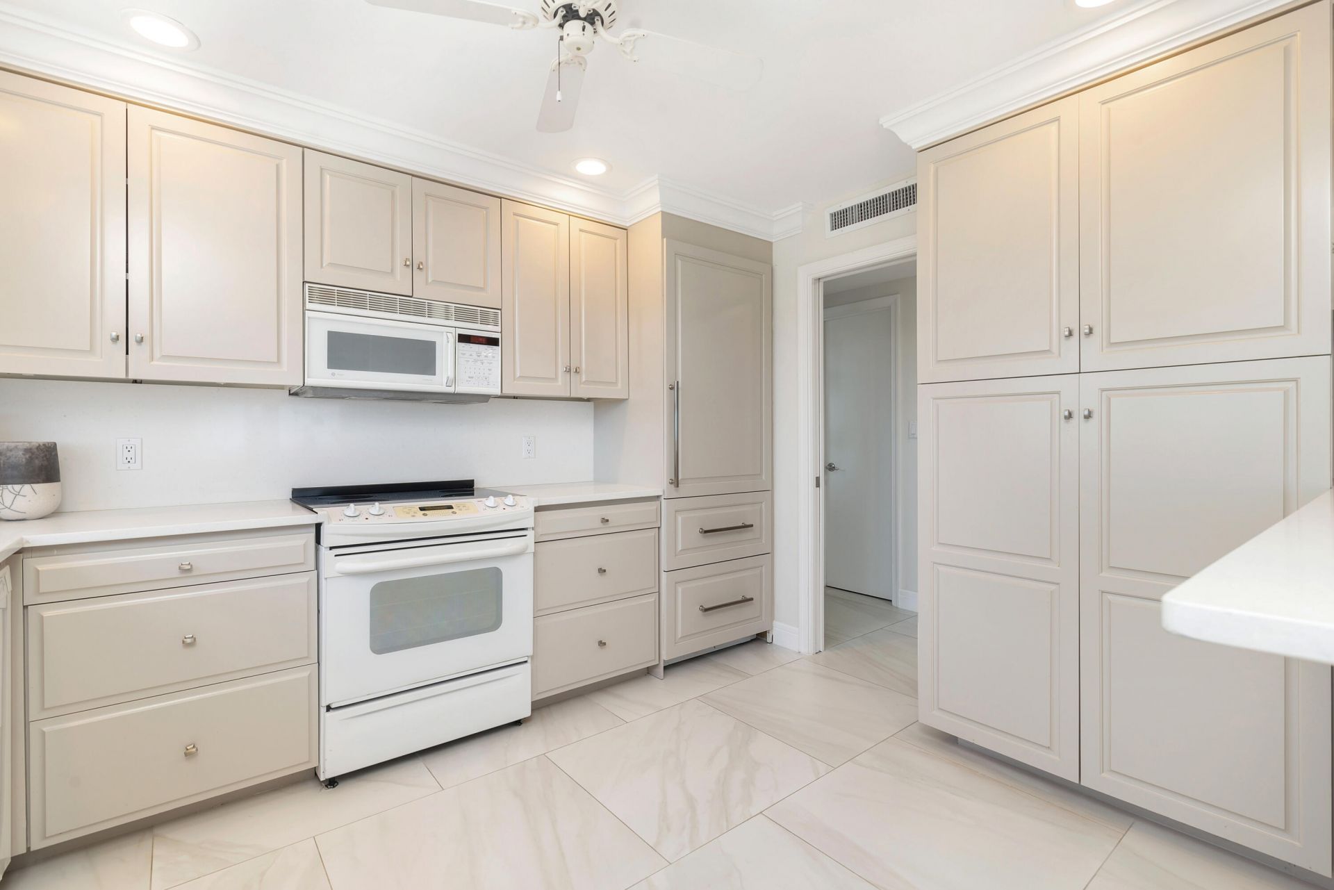 400 Seasage Drive, Unit 806, Delray Beach, FL 33483 Photo