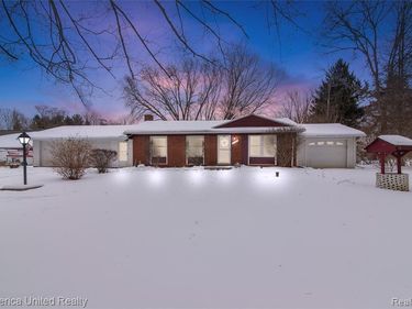 11043 Hamburg Road, Hamburg Twp, MI 48189
