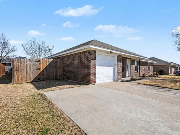 1307 Lynnwood Drive, Cleburne, TX 76033