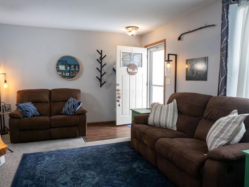 2361 Sunladen Drive, Grove City, OH 43123 Photo 2