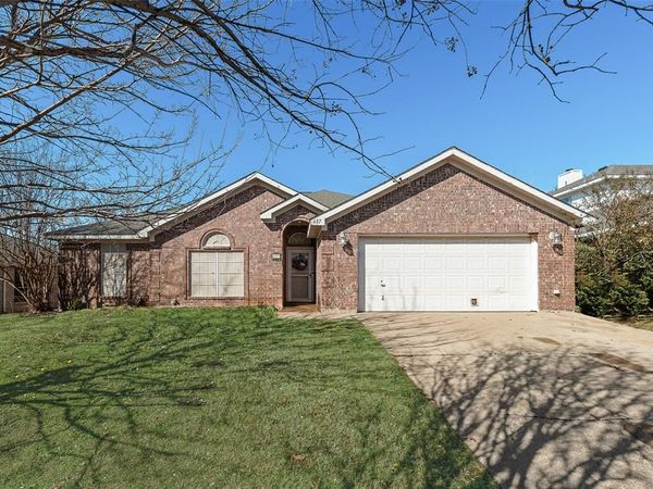 637 Manchester Drive, Mansfield, TX 76063