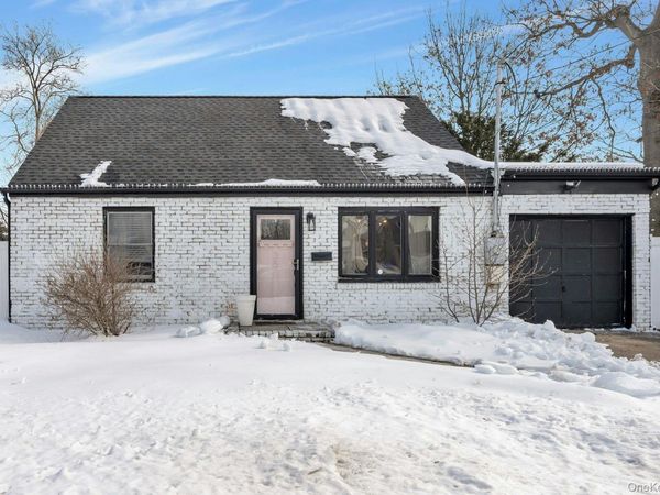 35 Kenwood Avenue, Massapequa, NY 11758