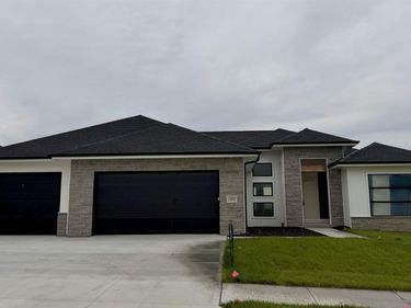 10709 S 219th Avenue, Gretna, NE 68028