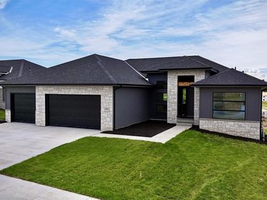 10709 S 219th Avenue, Gretna, NE 68028
