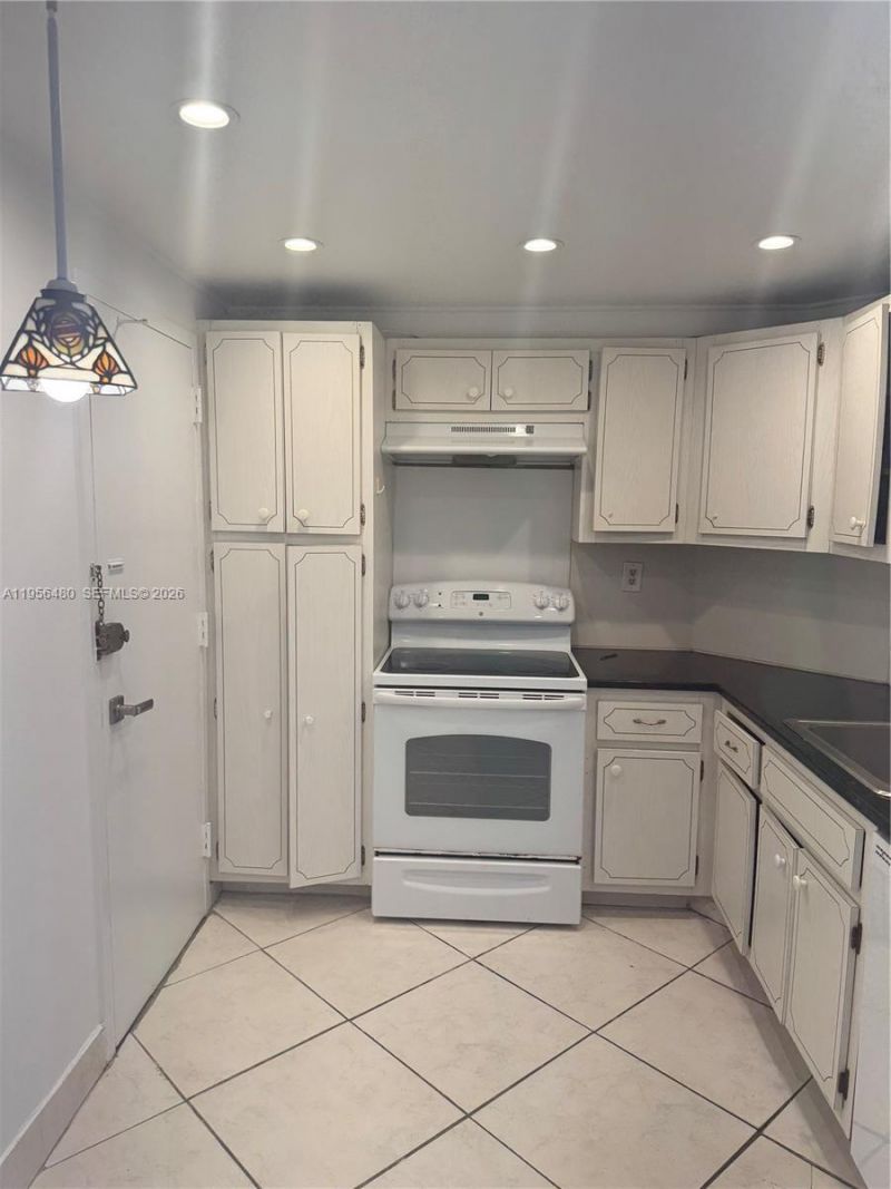 300 Bayview Dr , Unit 501, Sunny Isles Beach, FL 33160 Photo