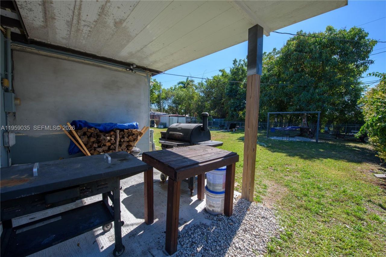 1560 NE 11th St , Homestead, FL 33033 Photo