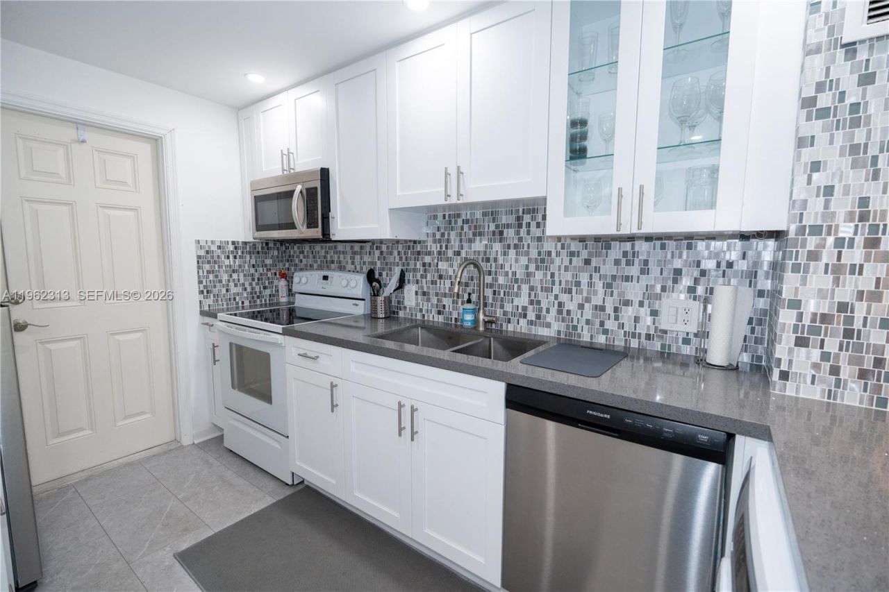 1021 Hillsboro Mile, Unit 204, Hillsboro Beach, FL 33062 Photo