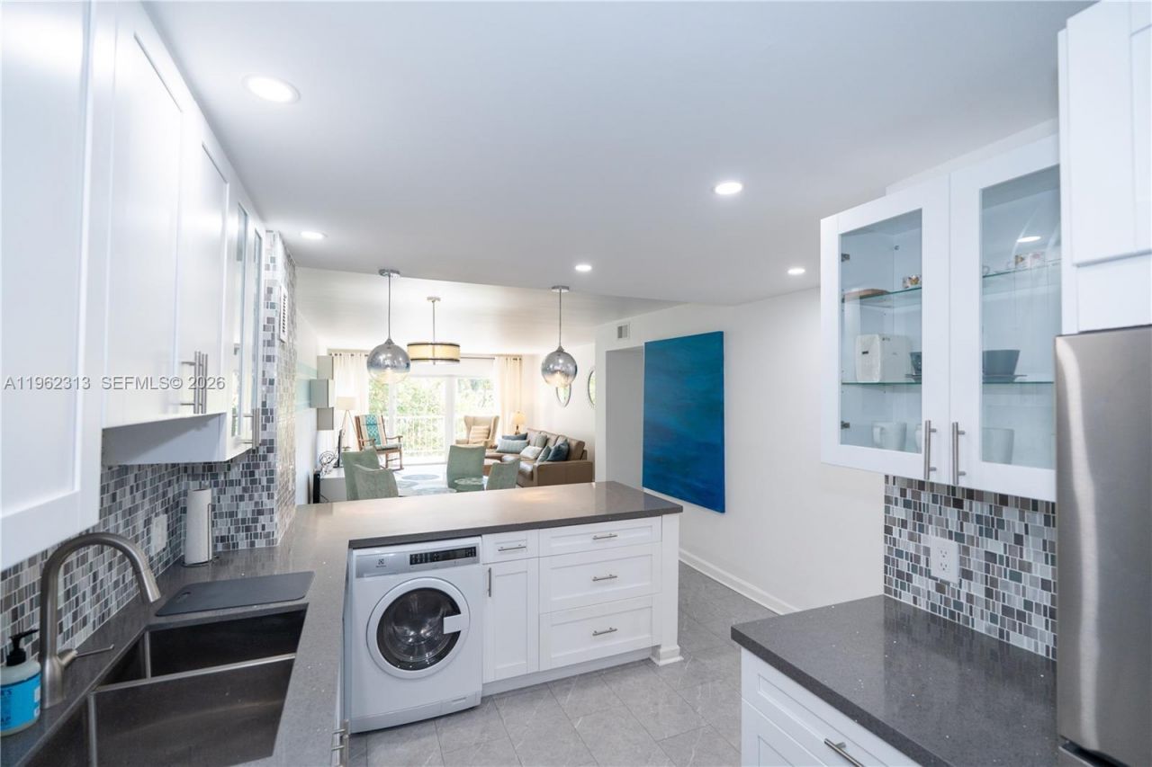 1021 Hillsboro Mile, Unit 204, Hillsboro Beach, FL 33062 Photo