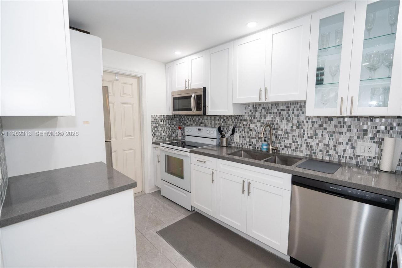 1021 Hillsboro Mile, Unit 204, Hillsboro Beach, FL 33062 Photo