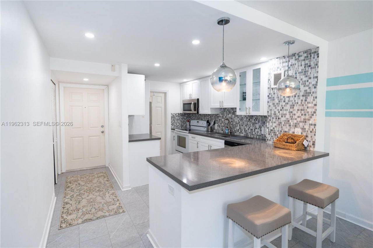 1021 Hillsboro Mile, Unit 204, Hillsboro Beach, FL 33062 Photo