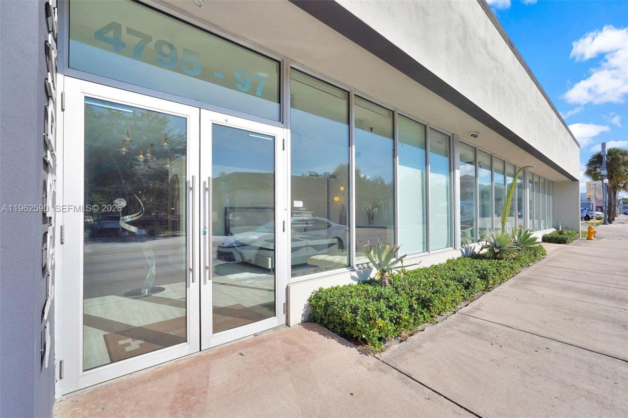 4797 SW 8th St, Miami, FL 33134 Photo