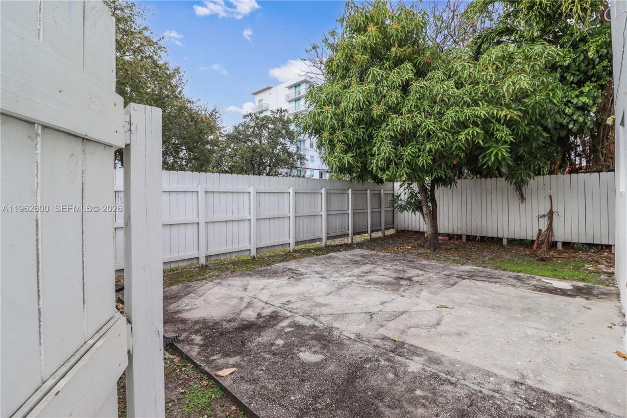 3601 SW 2nd St, Unit 3601, Miami, FL 33135 Photo