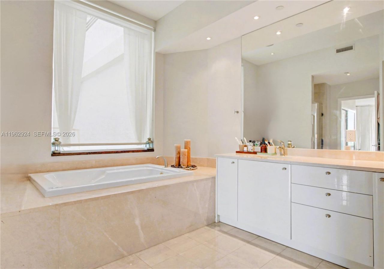 16500 Collins Ave , Unit TH-9, Sunny Isles Beach, FL 33160 Photo