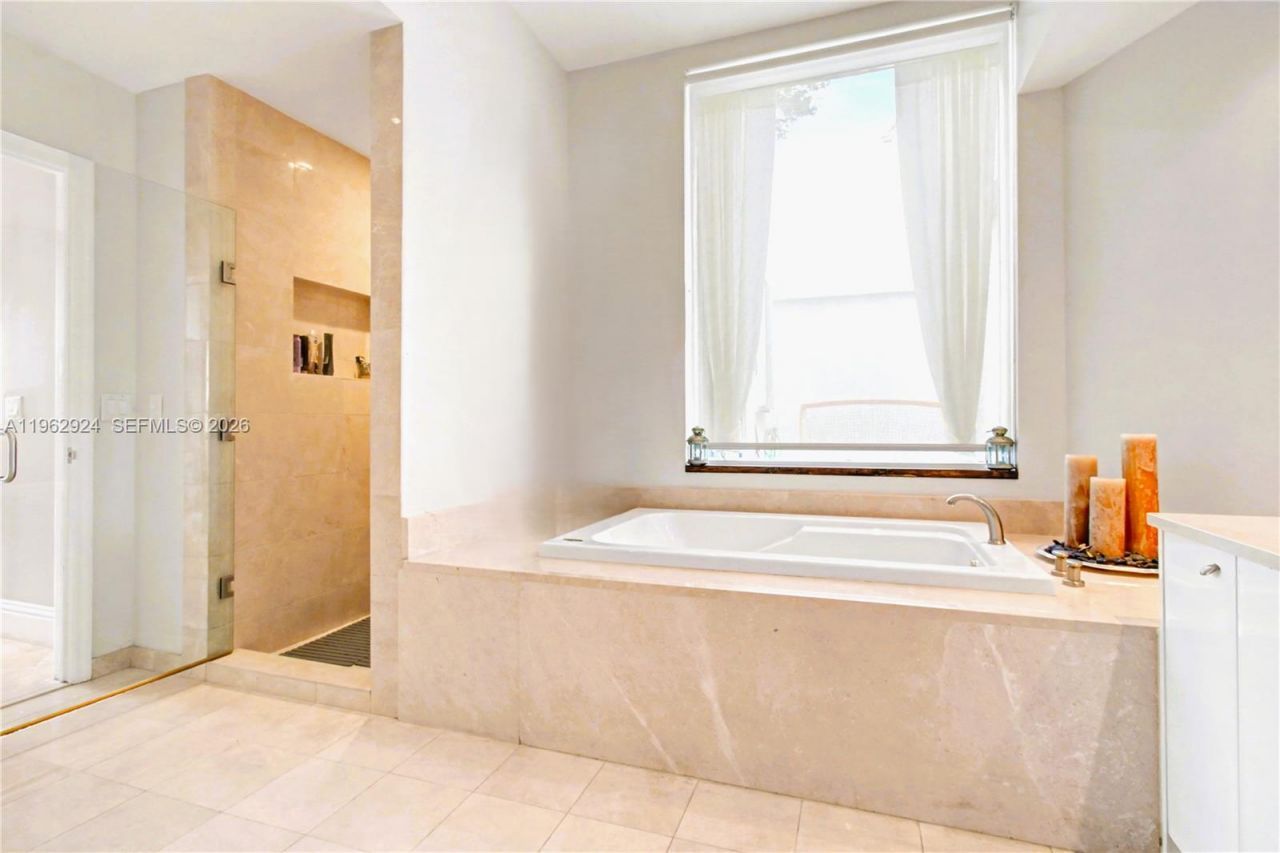 16500 Collins Ave , Unit TH-9, Sunny Isles Beach, FL 33160 Photo