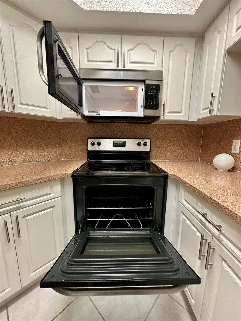 8235 Lake Dr , Unit 204, Doral, FL 33166 Photo