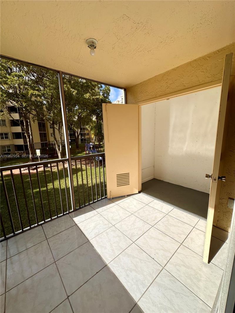 8235 Lake Dr , Unit 204, Doral, FL 33166 Photo