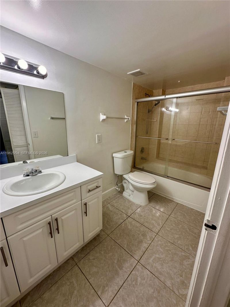 8235 Lake Dr , Unit 204, Doral, FL 33166 Photo