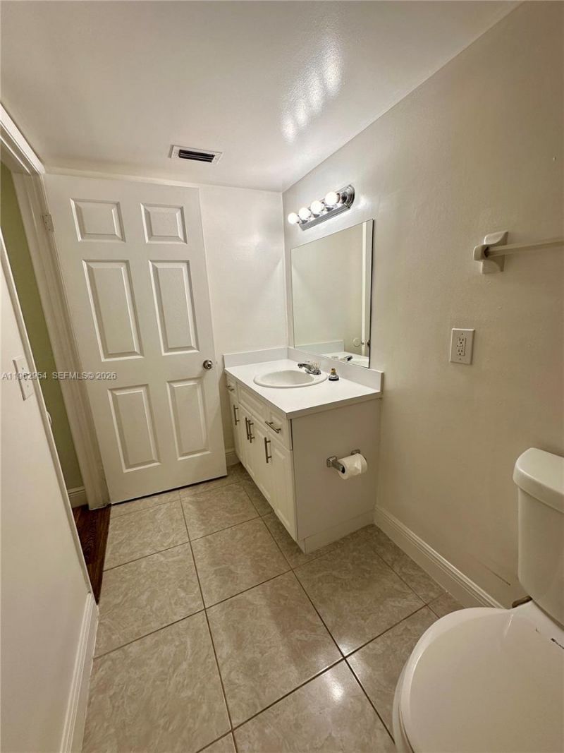 8235 Lake Dr , Unit 204, Doral, FL 33166 Photo