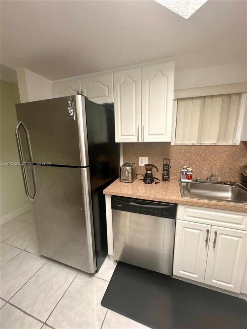 8235 Lake Dr , Unit 204, Doral, FL 33166 Photo