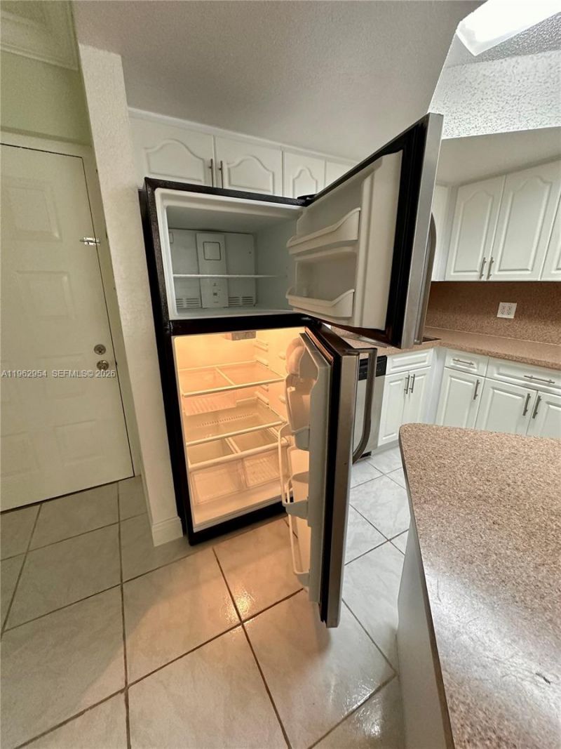 8235 Lake Dr , Unit 204, Doral, FL 33166 Photo