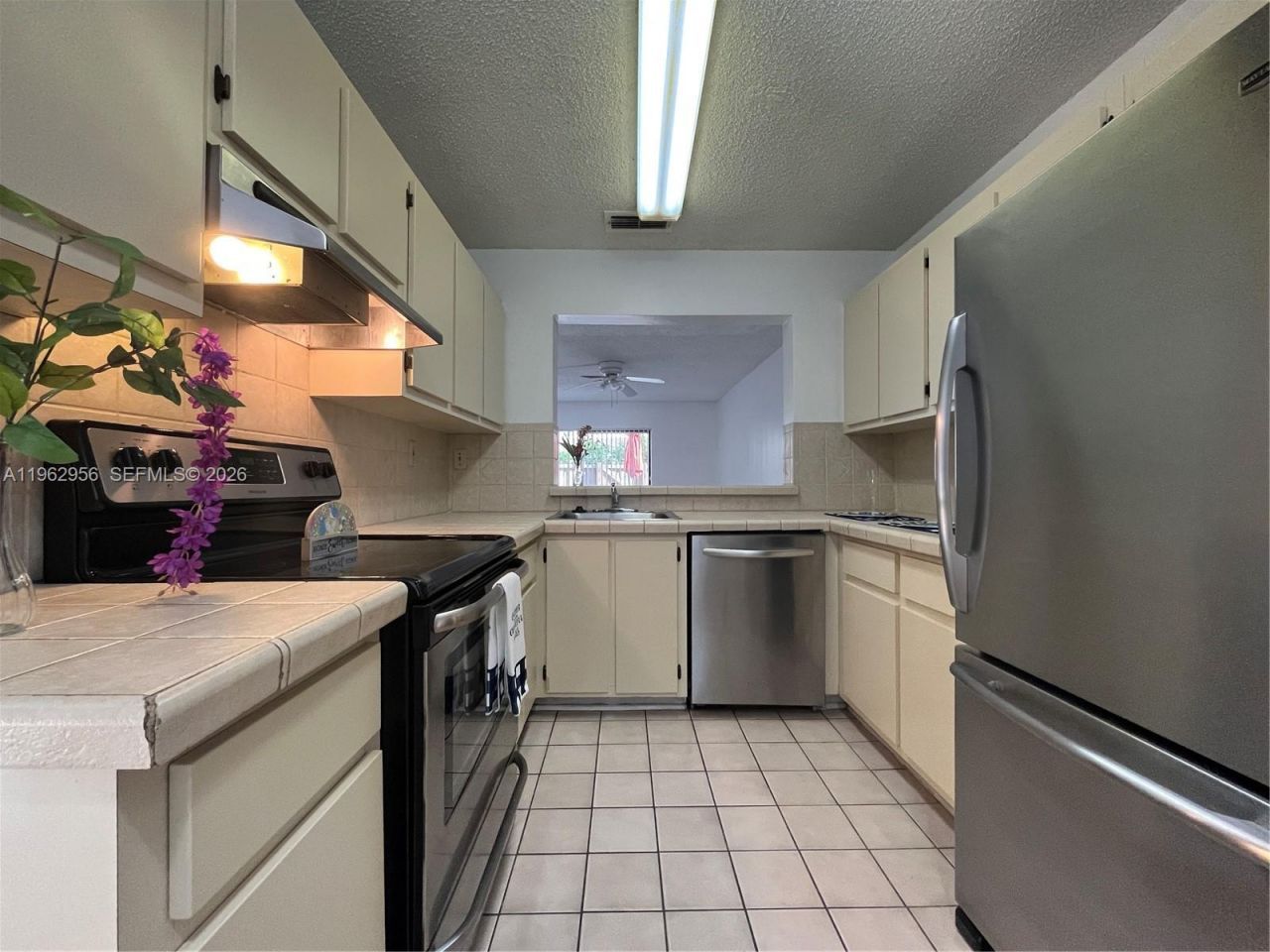 407 E Palm Cir E, Pembroke Pines, FL 33025 Main Photo