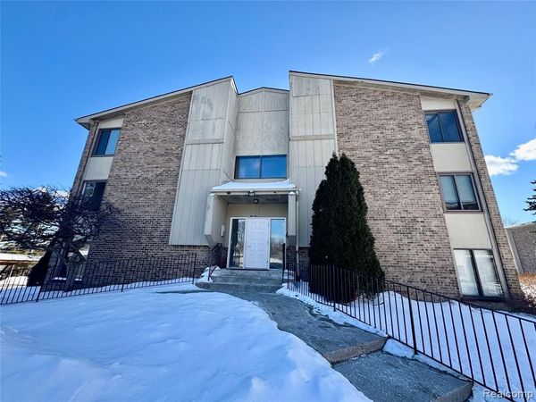 30515 W 14 Mile # 37, Farmington Hills, MI 48334