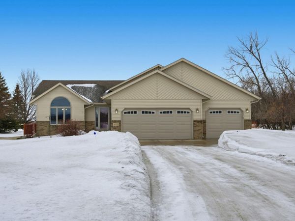 1609 40th Avenue N, Moorhead, MN 56560