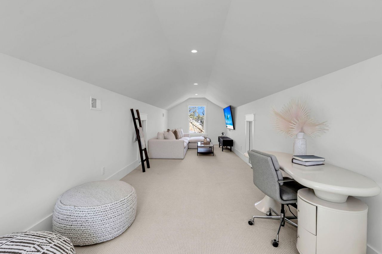 546 Center Street Photo 36