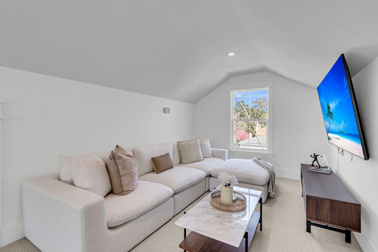 546 Center Street Photo 37