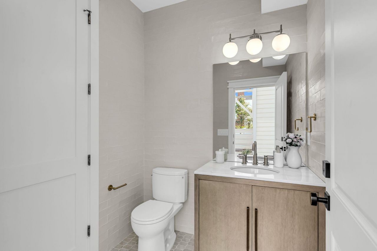 546 Center Street Photo 50