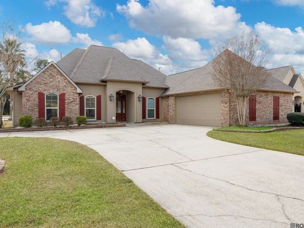 1531 E City Place St, Gonzales, LA 70737