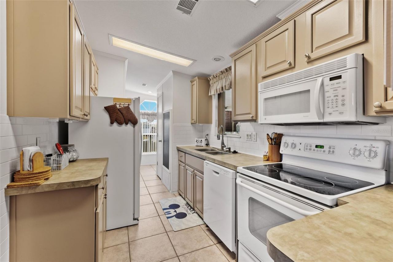 134 Americana Court Ne, Unit 216, Saint Petersburg, FL 33702 Photo