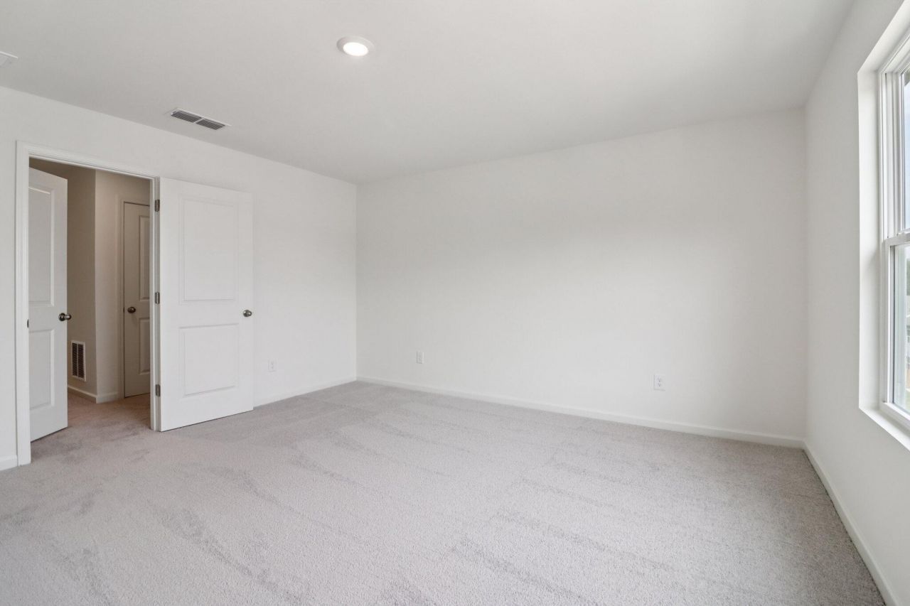 473 Colchester Court Photo 12