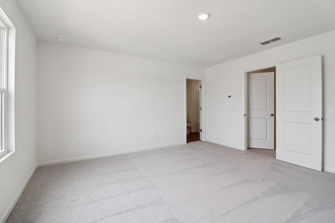 473 Colchester Court Photo 13