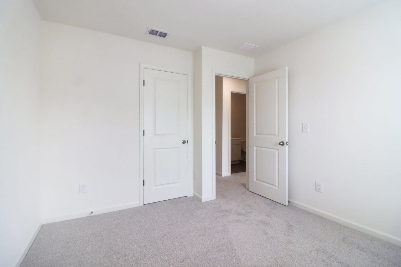 473 Colchester Court Photo 20