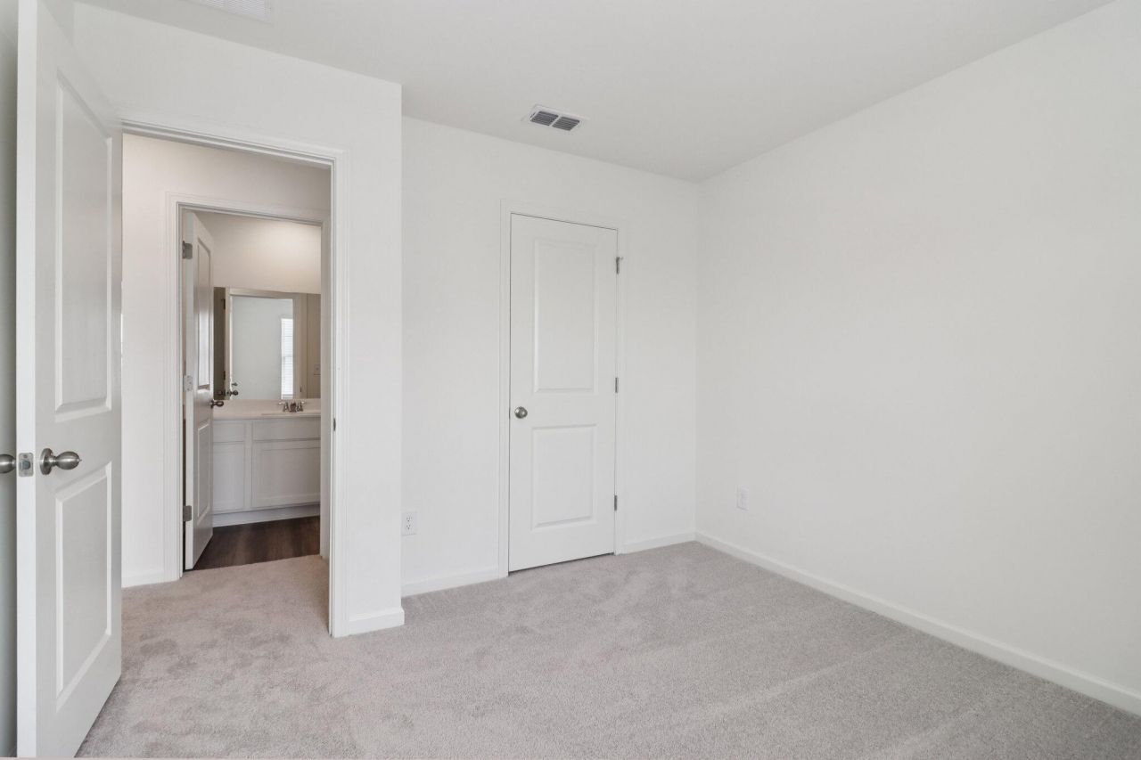 473 Colchester Court Photo 23