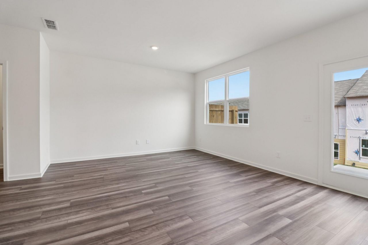 473 Colchester Court Photo 5