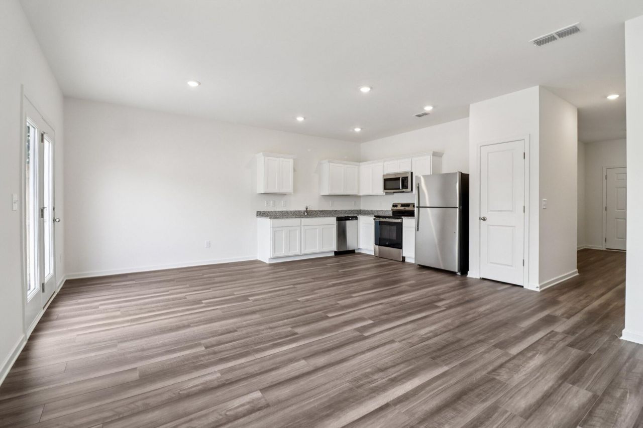 473 Colchester Court Photo 6