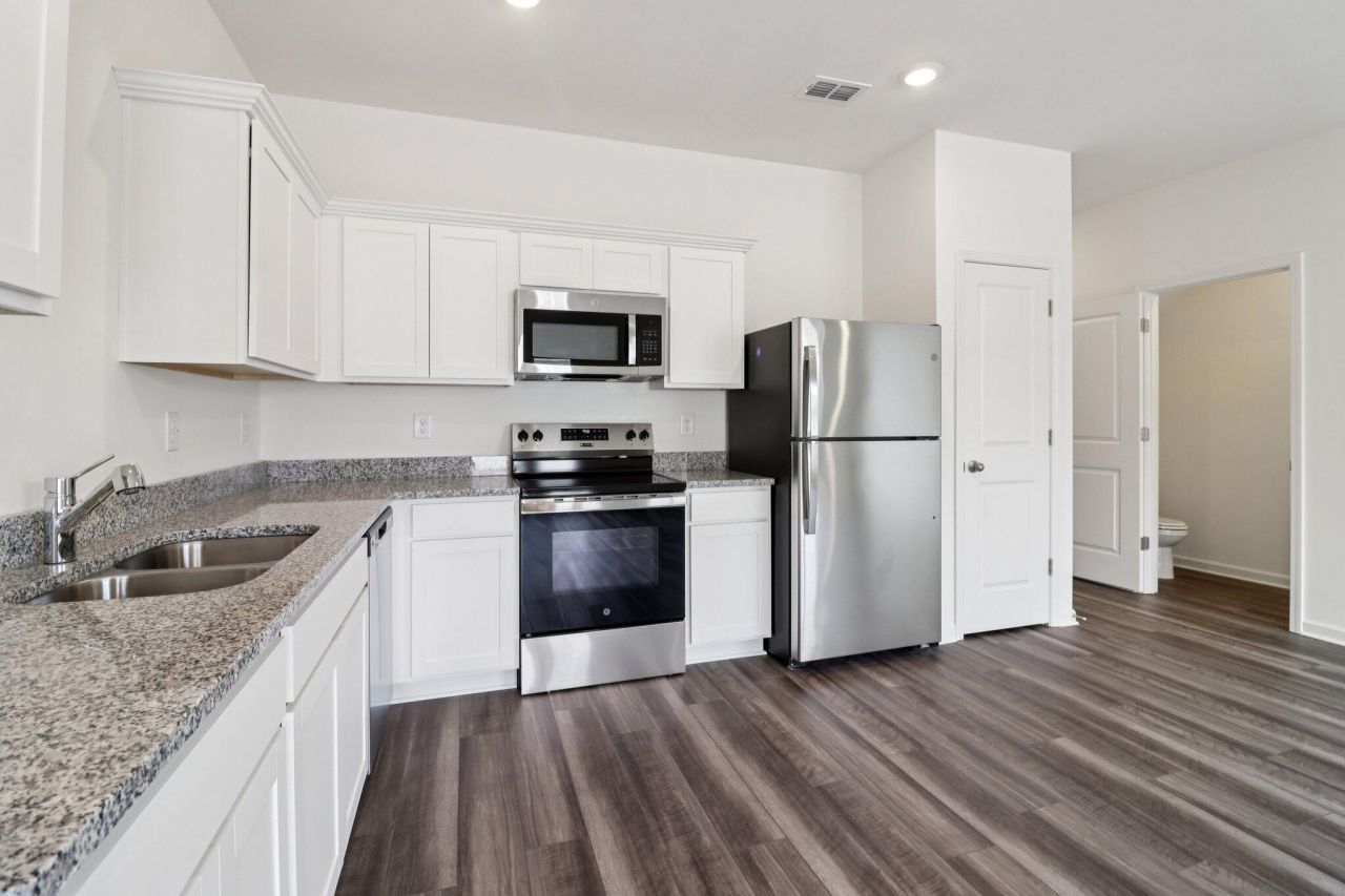 473 Colchester Court Photo 7