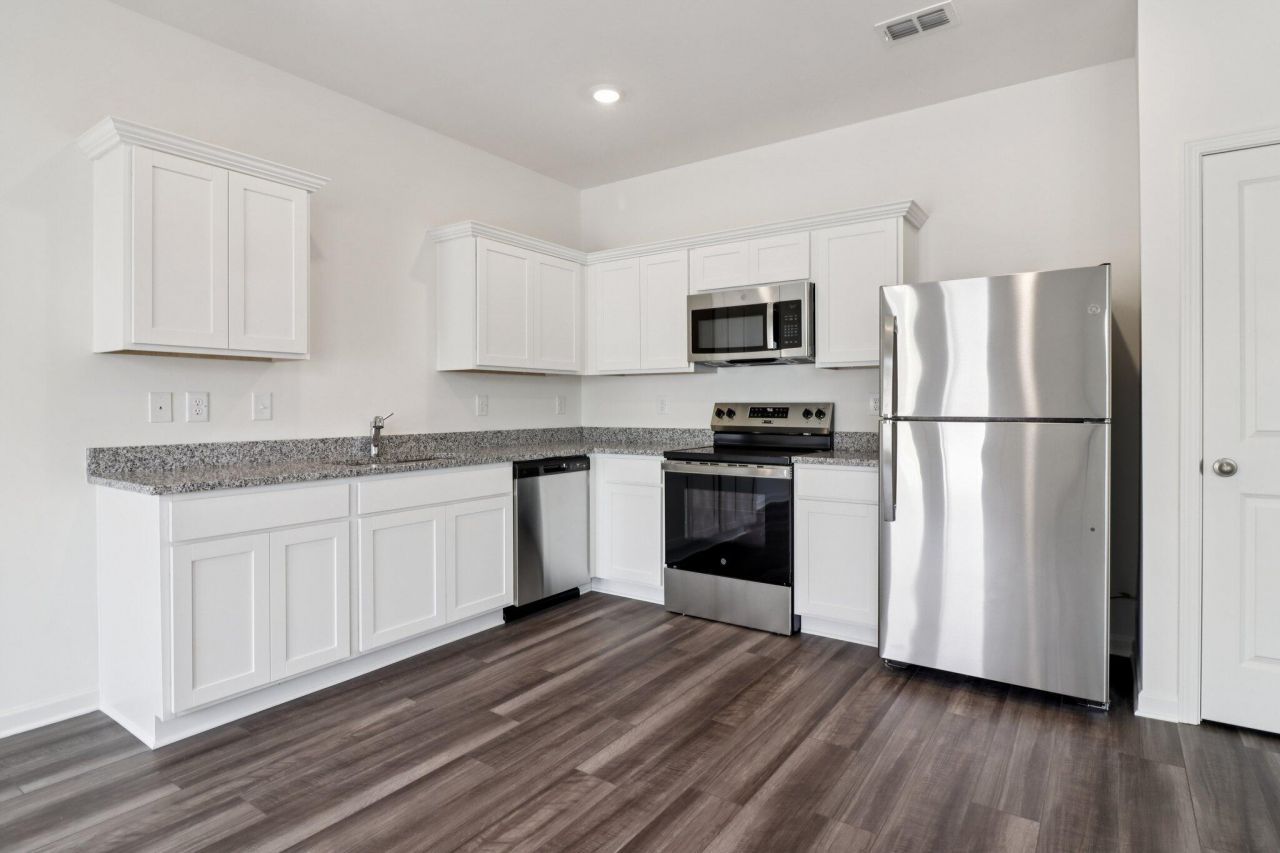 473 Colchester Court Photo 8