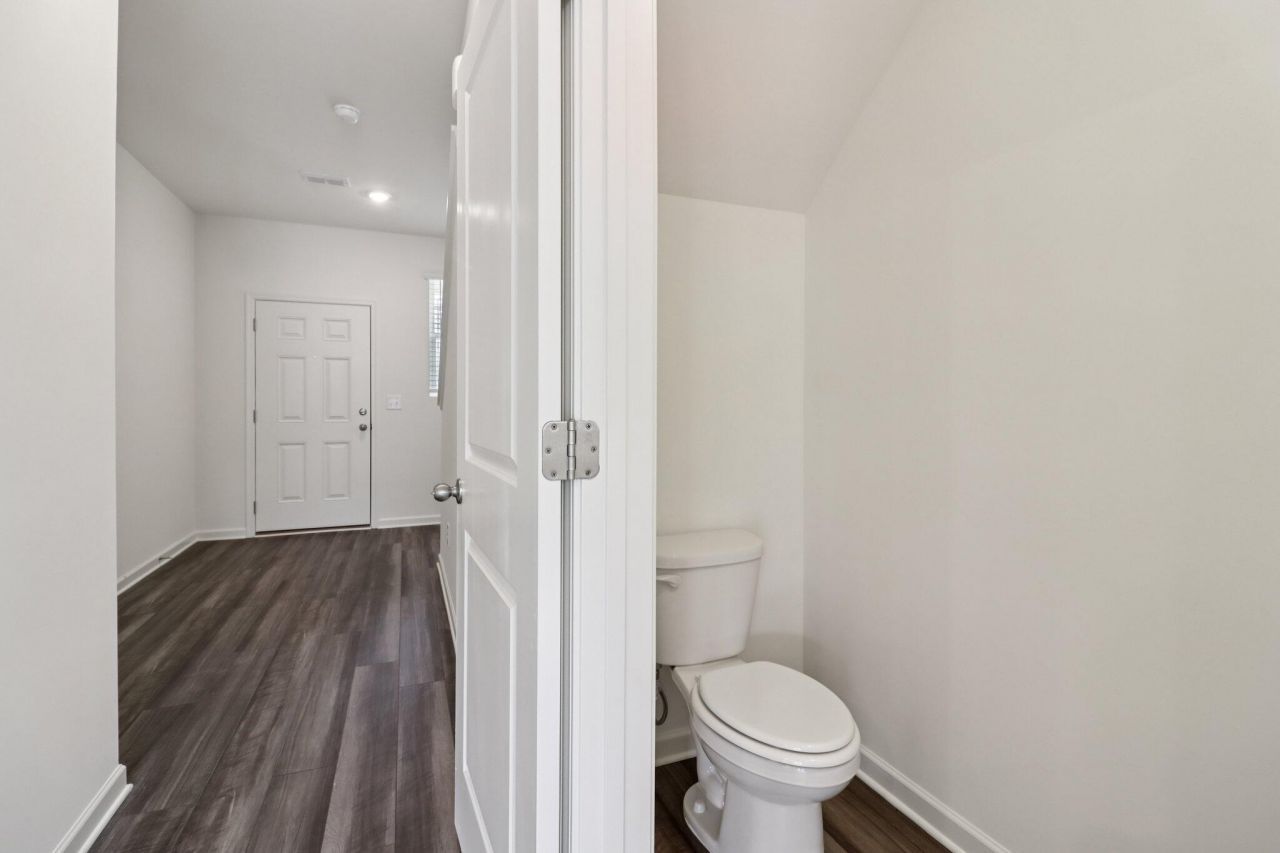 473 Colchester Court Photo 9