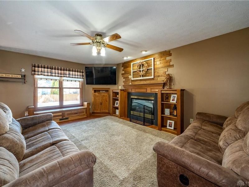 825 Chaucer Lane, Tipp City, OH 45371 Photo 5