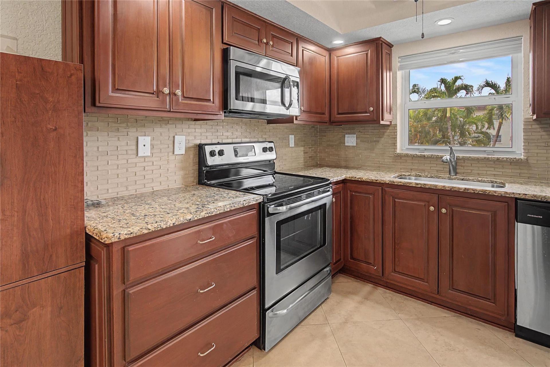 100 SE 6th Avenue, Unit 203, Pompano Beach, FL 33060 Photo