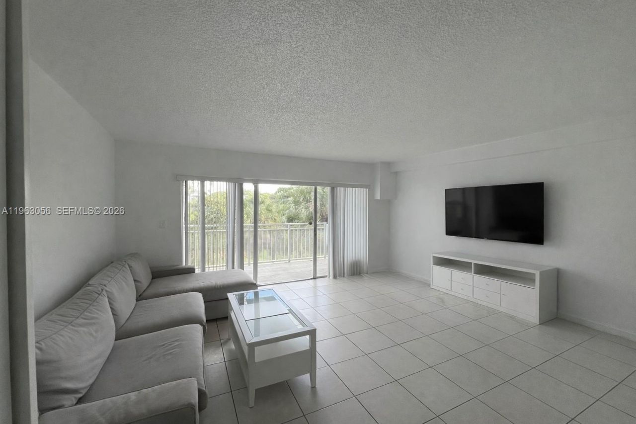 9351 Fontainebleau Blvd , Unit B312, Miami, FL 33172 Photo