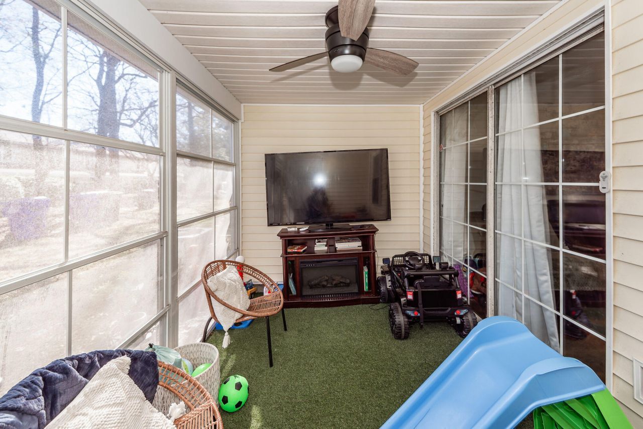 8097 Shadow Oak Drive Photo 18