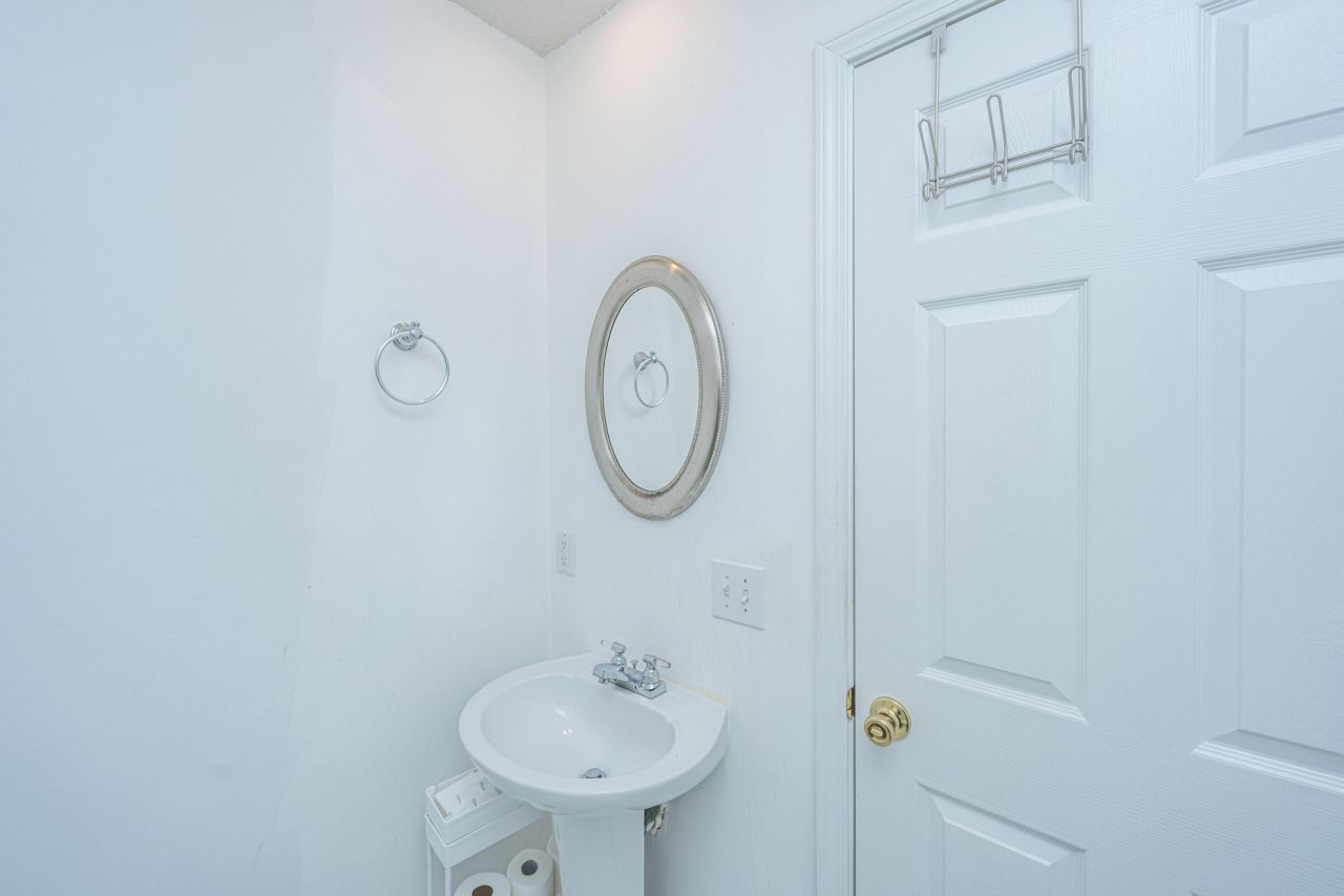 9237 Ayscough Road Photo 25