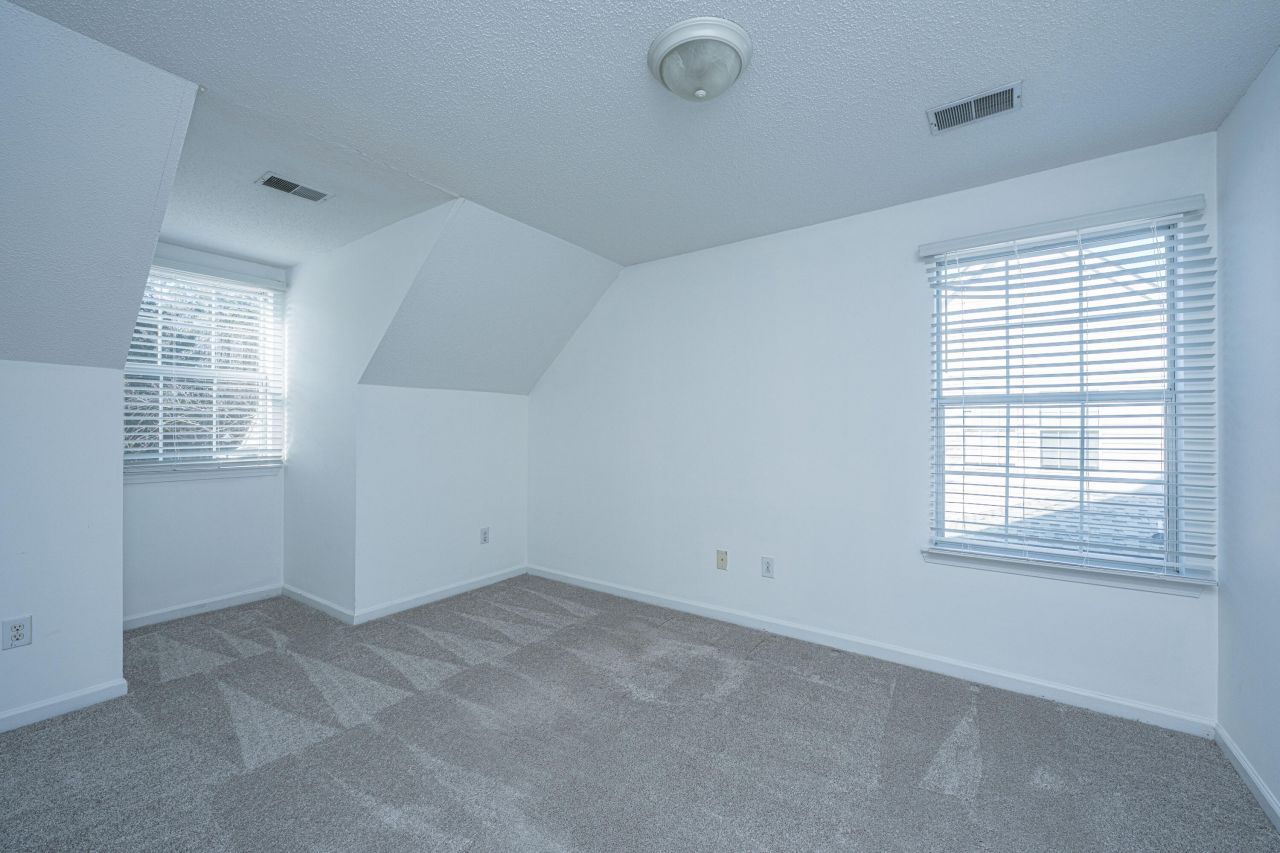 9237 Ayscough Road Photo 26