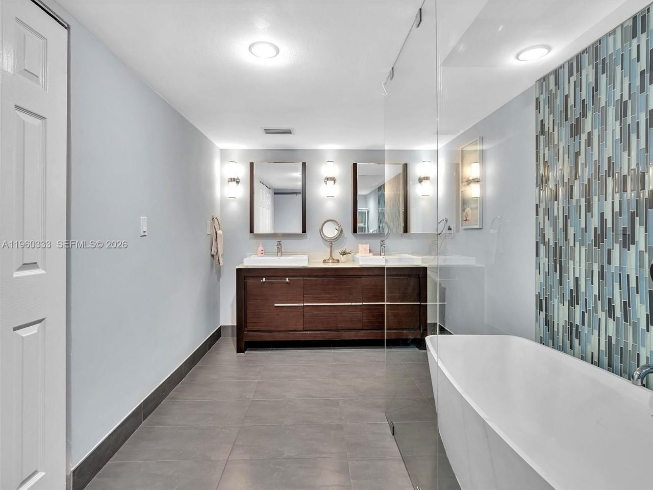 6423 Collins Ave, Unit 409, Miami Beach, FL 33141 Photo